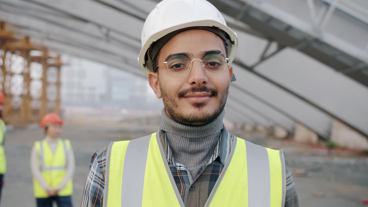 阿拉伯建筑工人穿着制服站在户外工作场所的肖像视频素材