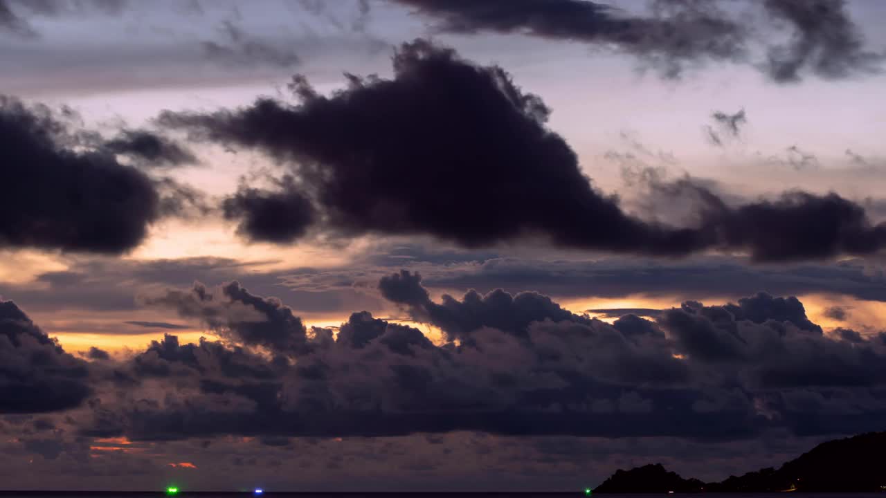 史诗风暴云的时间流逝在海洋日落或日出的天空黑暗的风暴云通过视频时间流逝惊人的自然背景可怕的天气视频素材