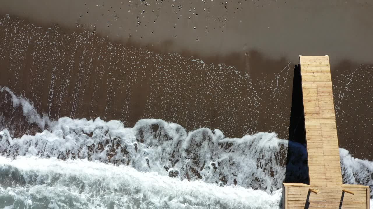 有日光浴床和雨伞的码头。视频素材