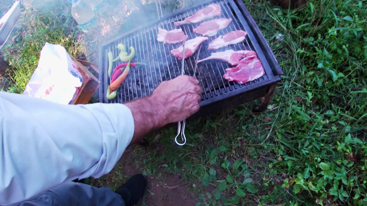 在烧烤架上烹饪肉丸和肉视频素材