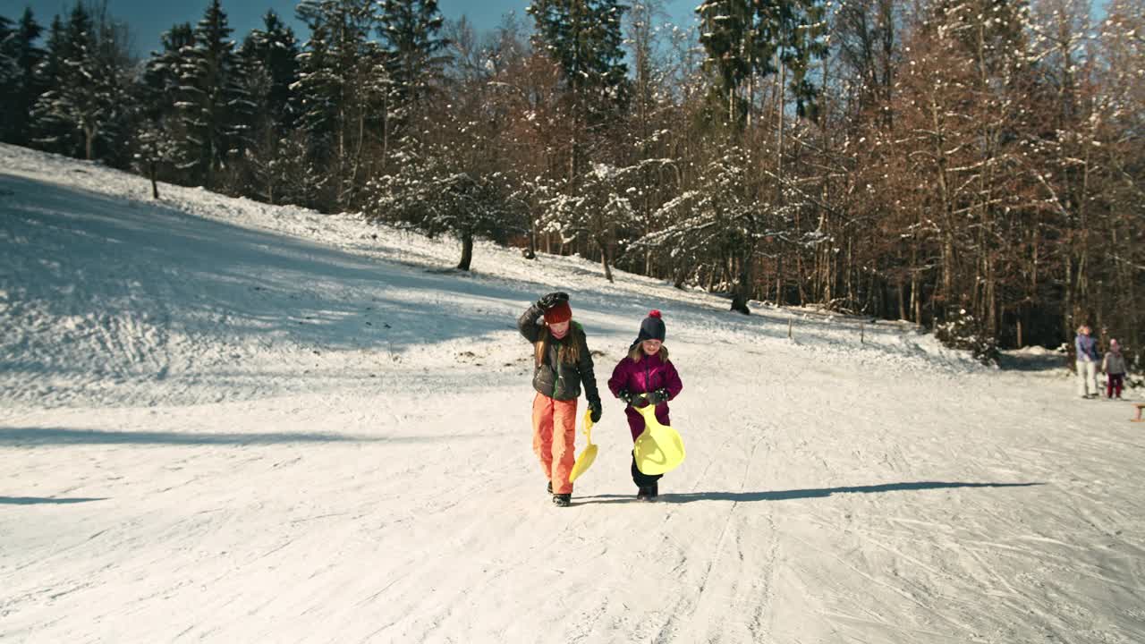 跑上雪山视频素材