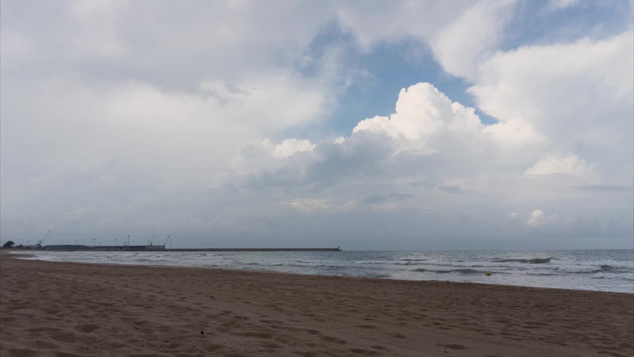 夏末一个暴风雨的下午，沙滩上视频素材