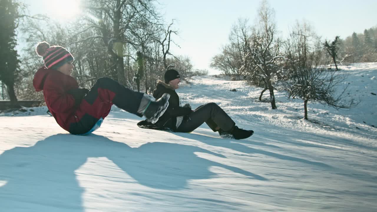 父亲和儿子在雪地上享受视频素材