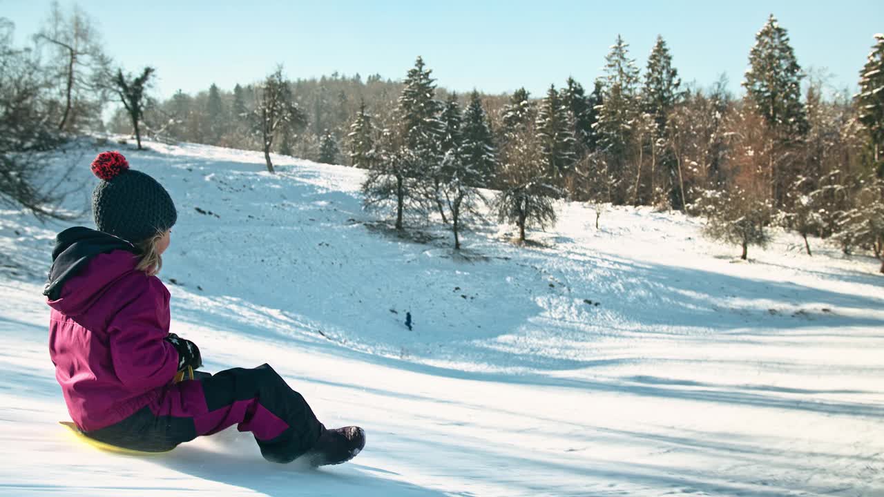 父亲和小女儿滑雪橇视频素材