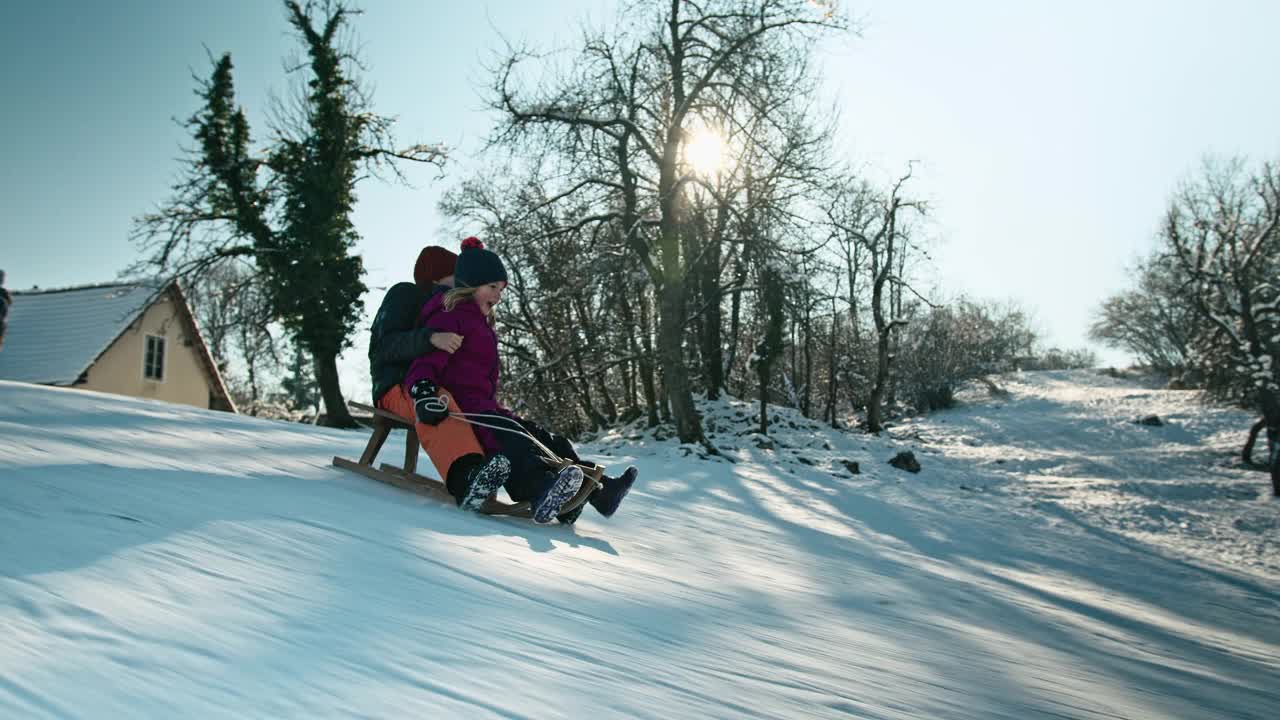 孩子们骑着木制雪橇视频素材