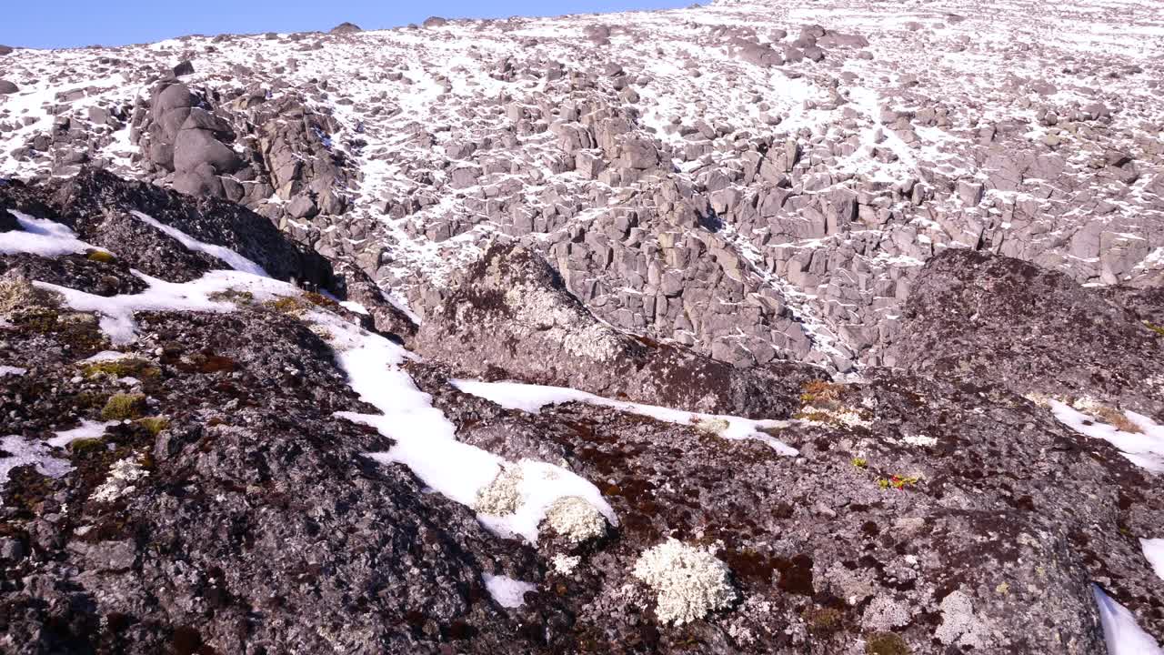 在山里背着背包的旅游者。秋日的希比尼山。美丽的山景。阳光下积雪覆盖的山峰视频素材