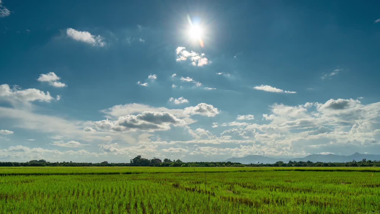 农田和风暴云移动日落时间推移。视频素材