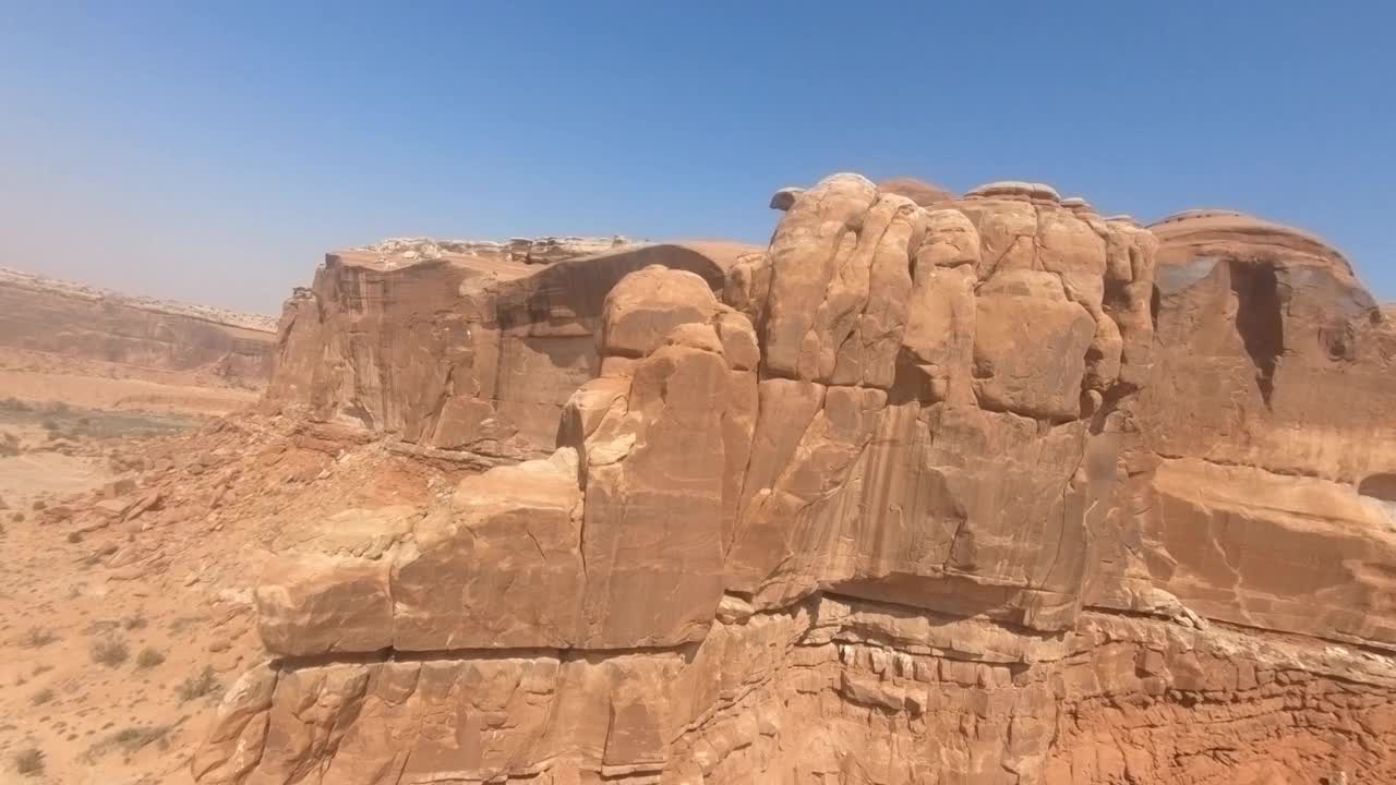 俯冲鸟瞰图飞行在摩押犹他州附近的沙漠景观fpv无人机视频素材