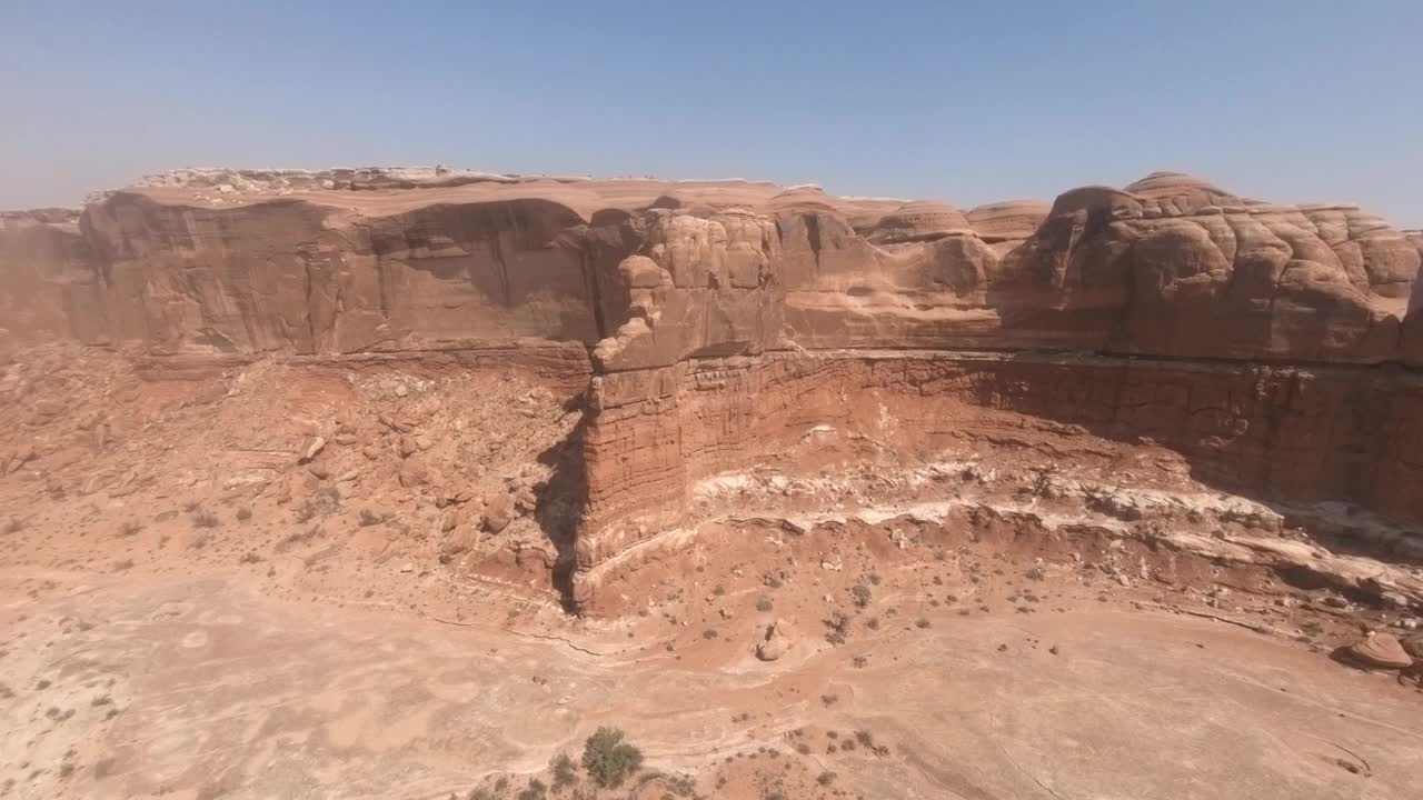 俯冲鸟瞰图飞行在摩押犹他州附近的沙漠景观fpv无人机视频素材