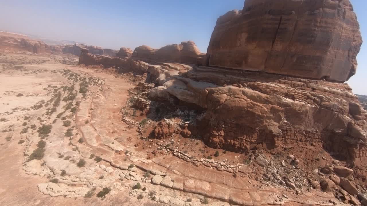 飞越摩押犹他州附近山脊台地景观的鸟瞰图fpv无人机视频下载