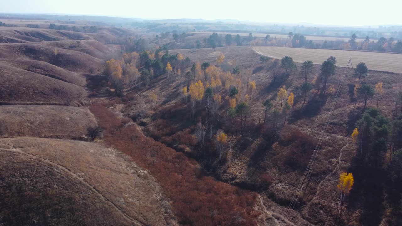 山谷山坡上有陡峭的沟壑，秋天鸟瞰视频素材