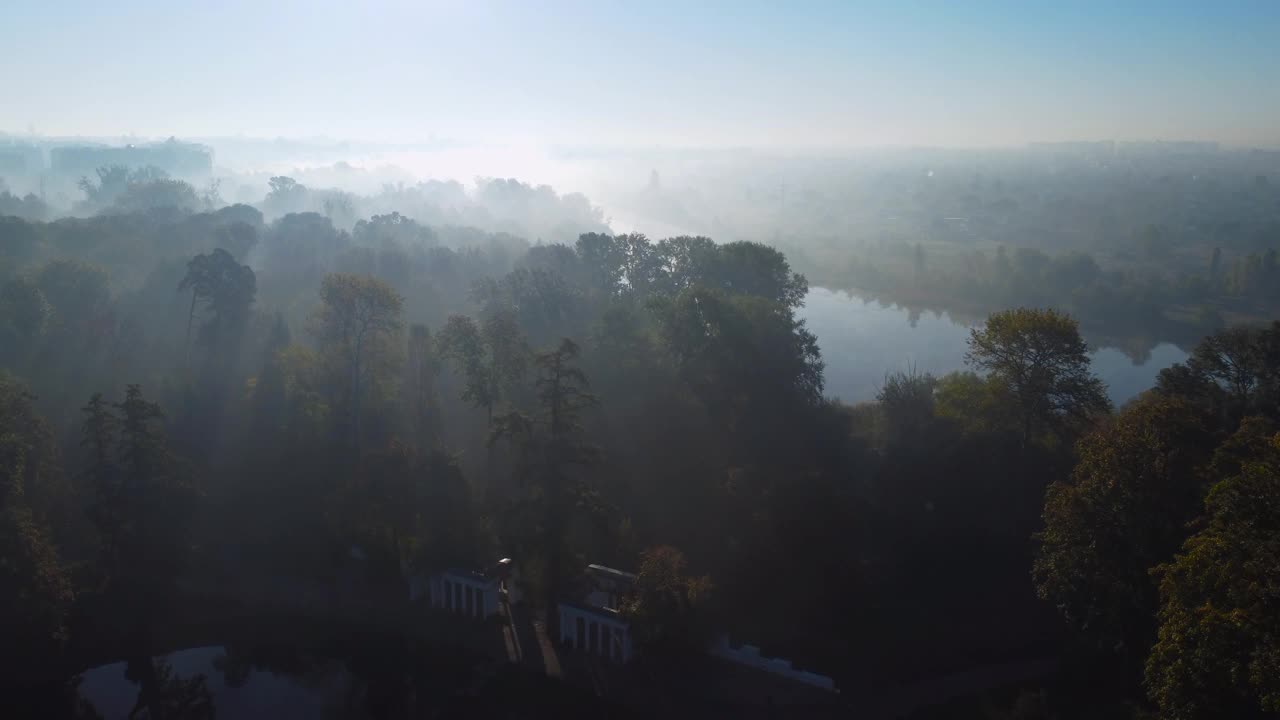 在雾蒙蒙的秋天早晨鸟瞰老公园视频素材