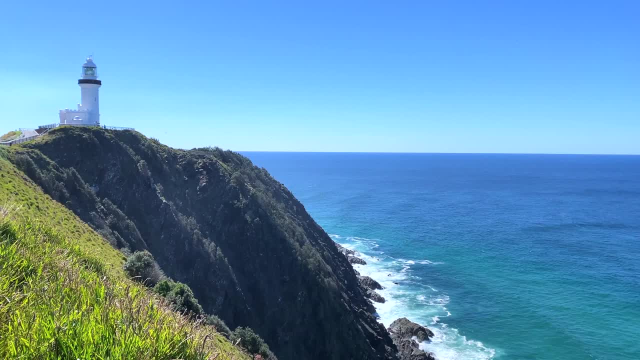 海岬峭壁上的灯塔视频素材