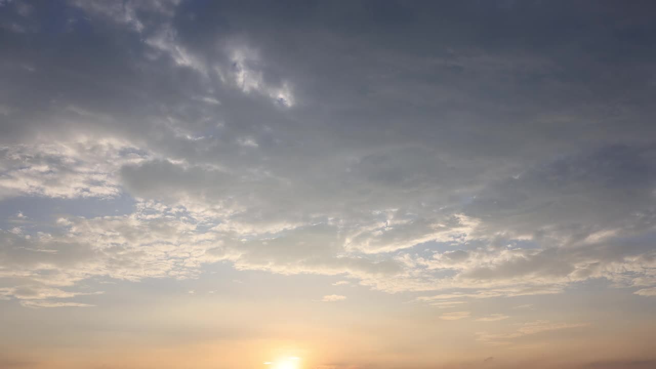 美丽的日落的天空。自然背景视频素材