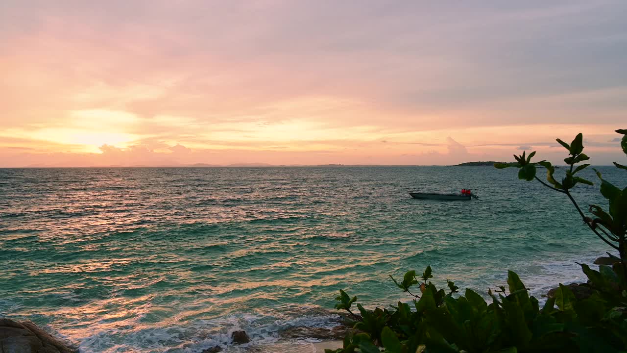 与海浪一起观赏岛上海滩的多彩日落视频素材