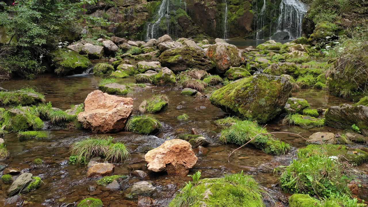 韩国江原道道溪郡三陟市木建里的第一个苔藓瀑布视频素材