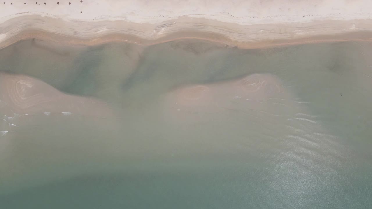 鸟瞰图的海洋和海滩，头顶拍摄视频素材