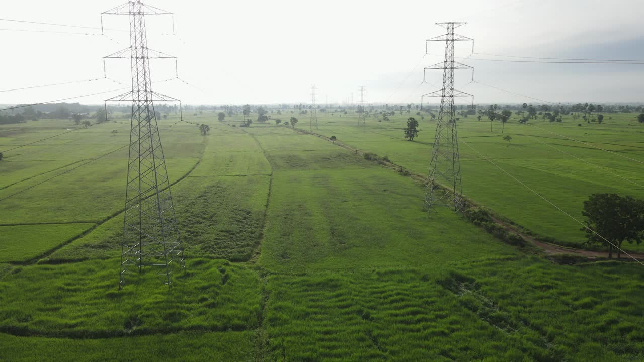 鸟瞰图的电塔在农村的场景在早上视频素材