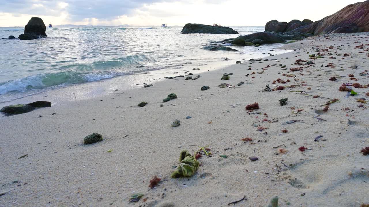 美丽的沙滩和海浪与蓝天和白云的背景。视频素材