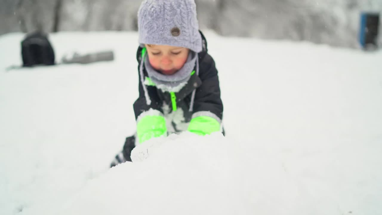 可爱的孩子正在享受初雪视频素材