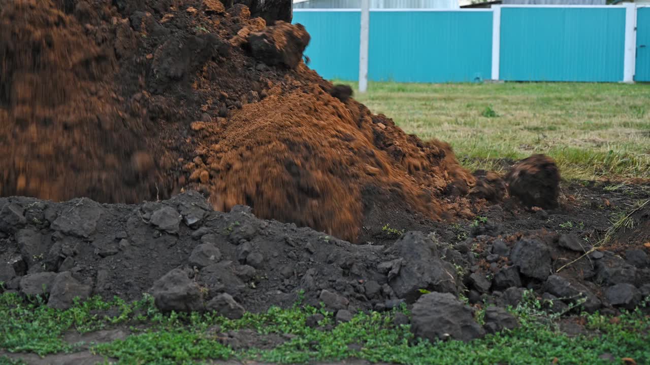 土方工程在农村。现代推土机在建筑工地掩埋壕沟视频下载