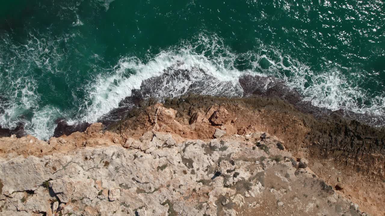 从顶部可以看到海浪和多岩石的海岸线。西班牙视频素材