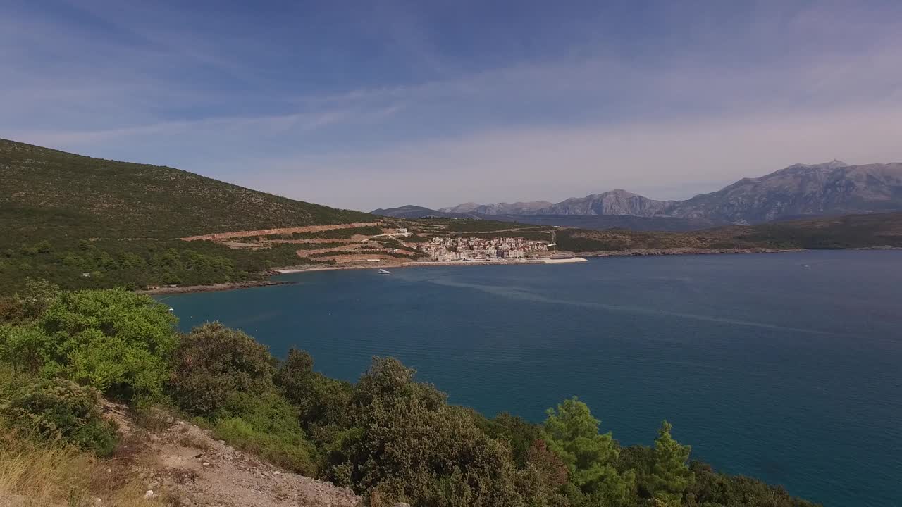 卢斯蒂卡海湾的绿色山脉全景视频素材