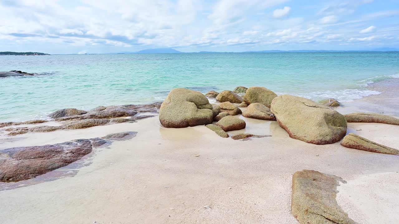 美丽的沙滩和海浪与蓝天和白云的背景。视频素材