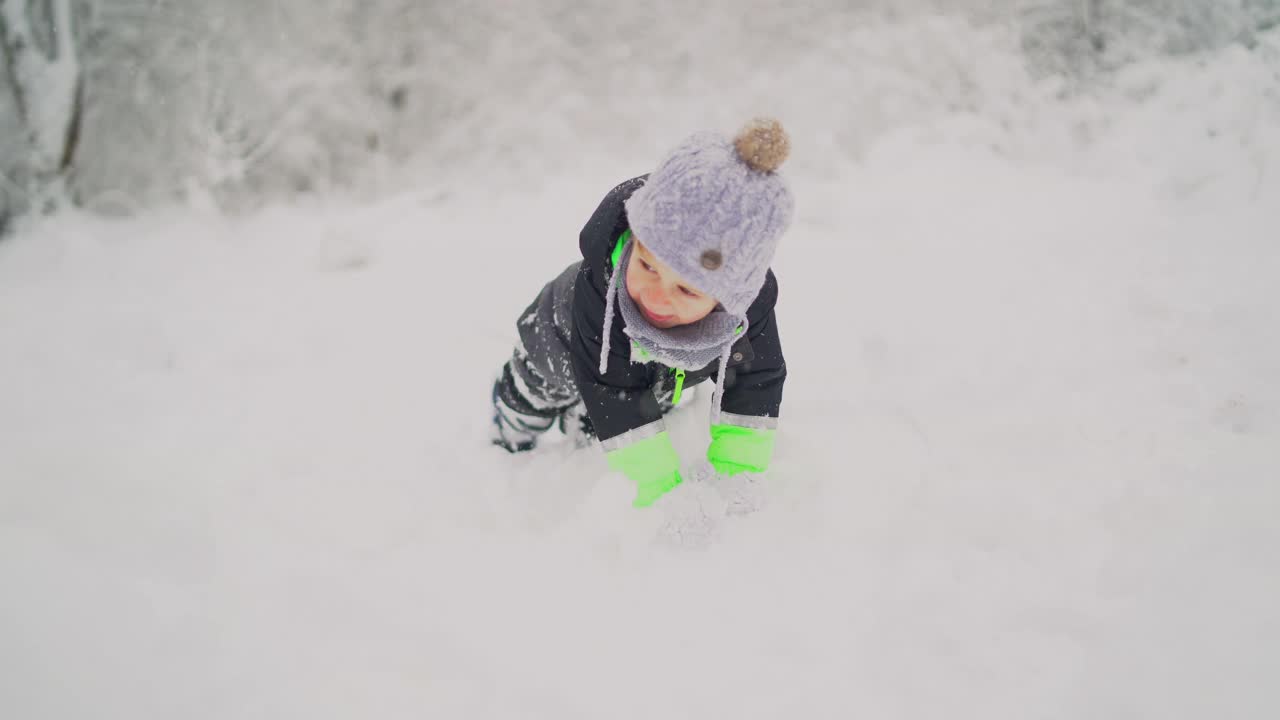 可爱的孩子正在享受初雪视频素材