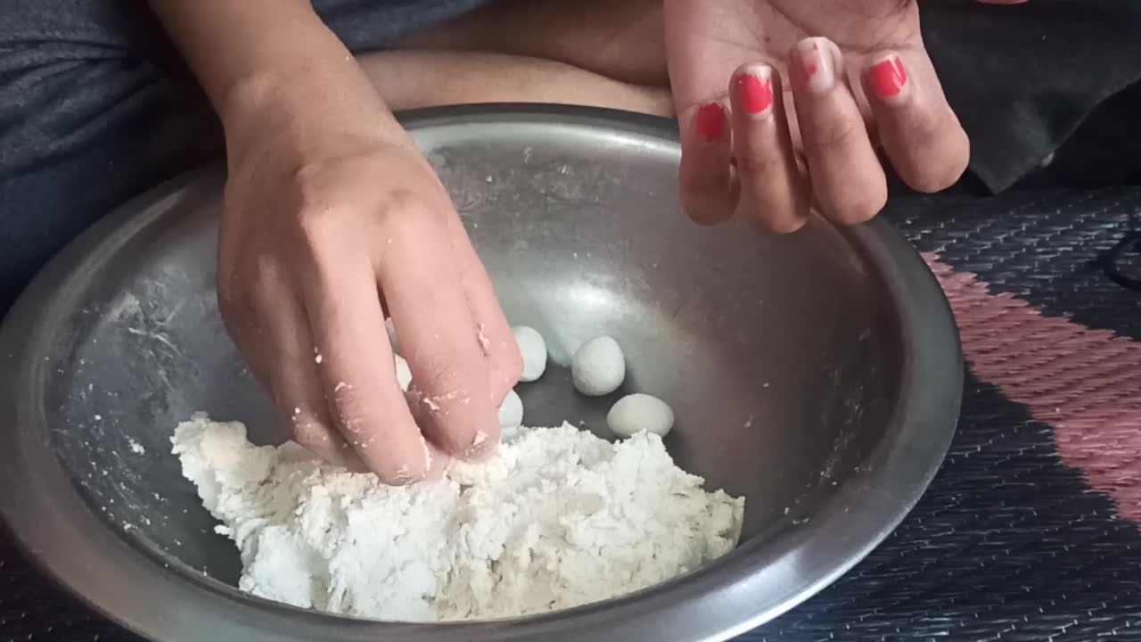 制作印度甜品rasgulla视频素材