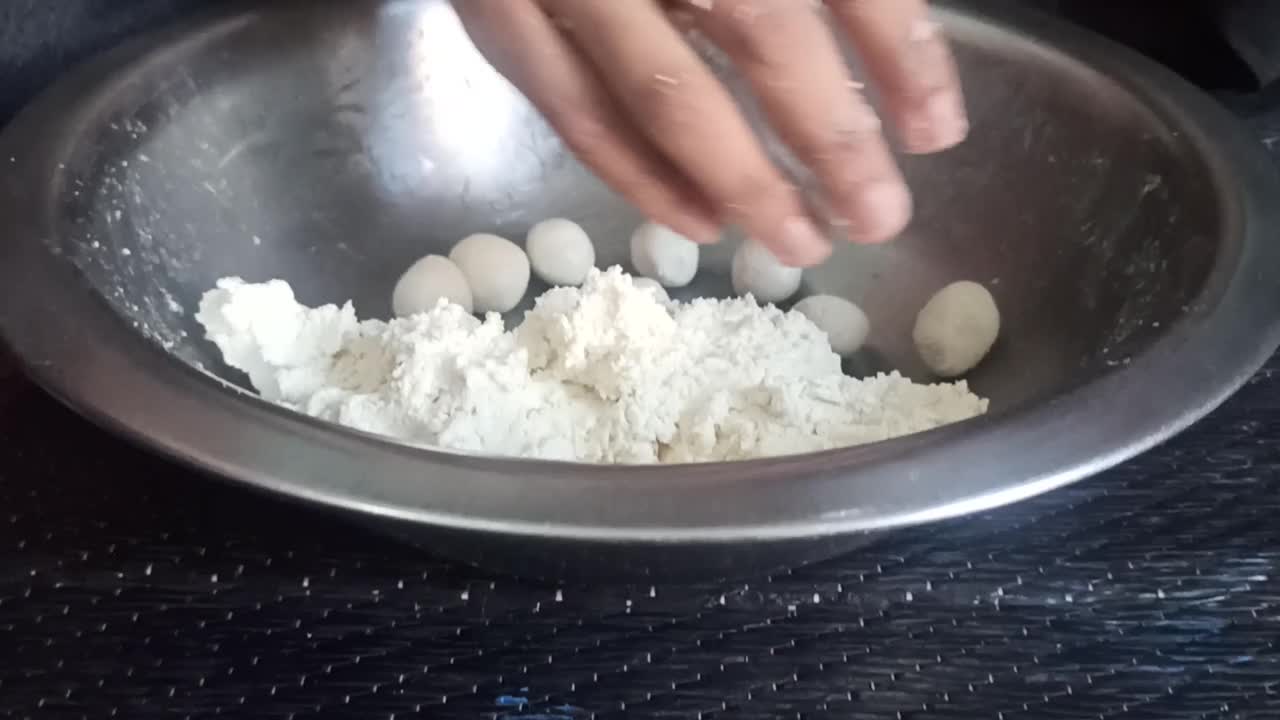 制作印度甜品rasgulla视频素材