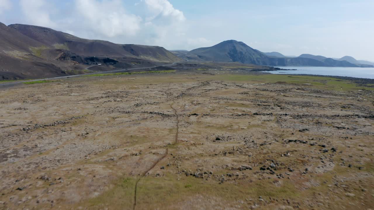 无人机拍摄的冰岛惊人而超现实的海岸线景观。环岛1号高速公路鸟瞰图视频素材