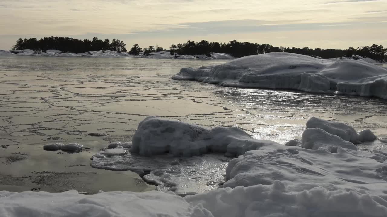 寒冷和多雪的冬天风景在瑞典的海岸视频素材