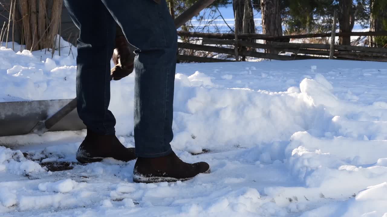 一个冬天用雪铲铲雪的人视频素材