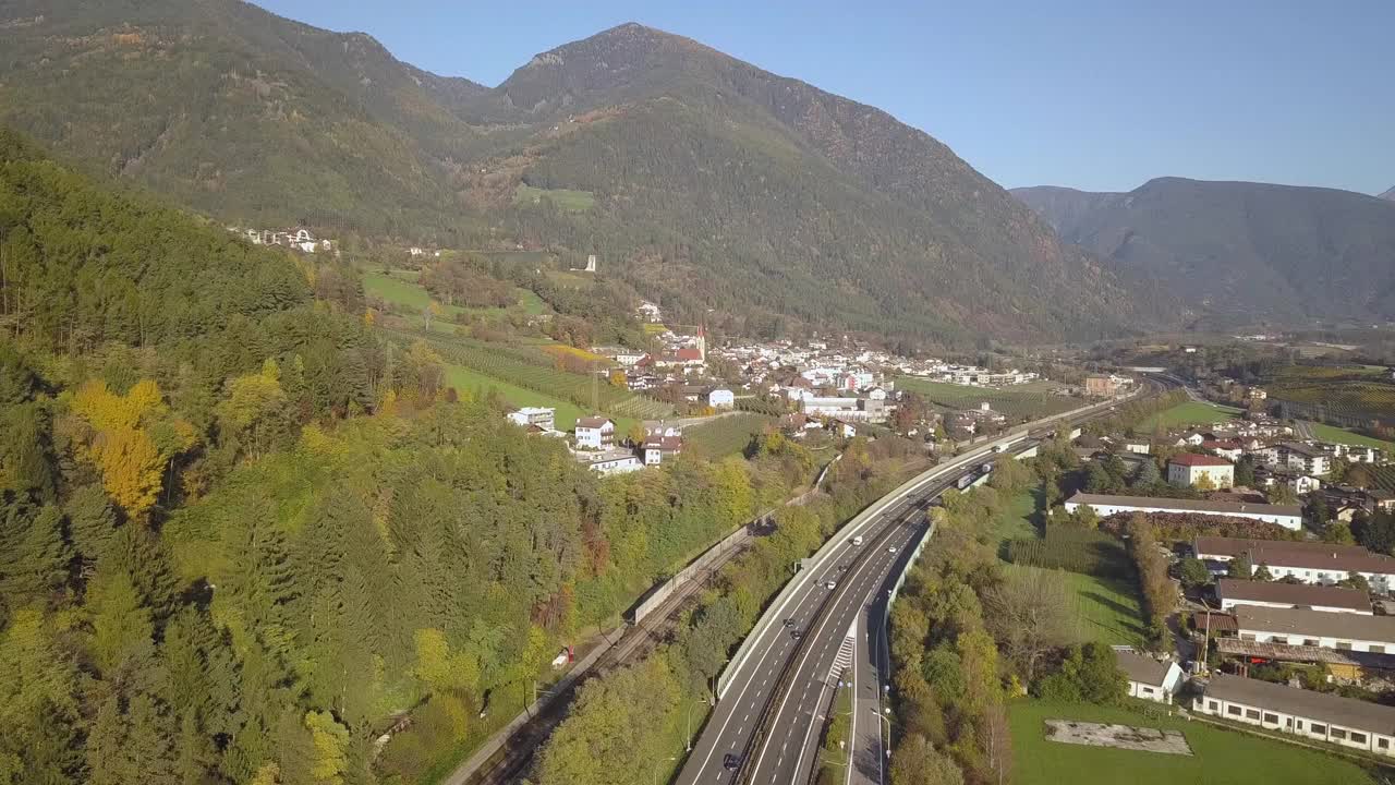 在奥地利阿尔卑斯高速公路与快速移动的交通和乡村绿色景观的鸟瞰图。视频素材