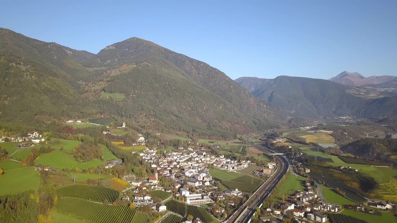 在奥地利阿尔卑斯高速公路与快速移动的交通和乡村绿色景观的鸟瞰图。视频素材