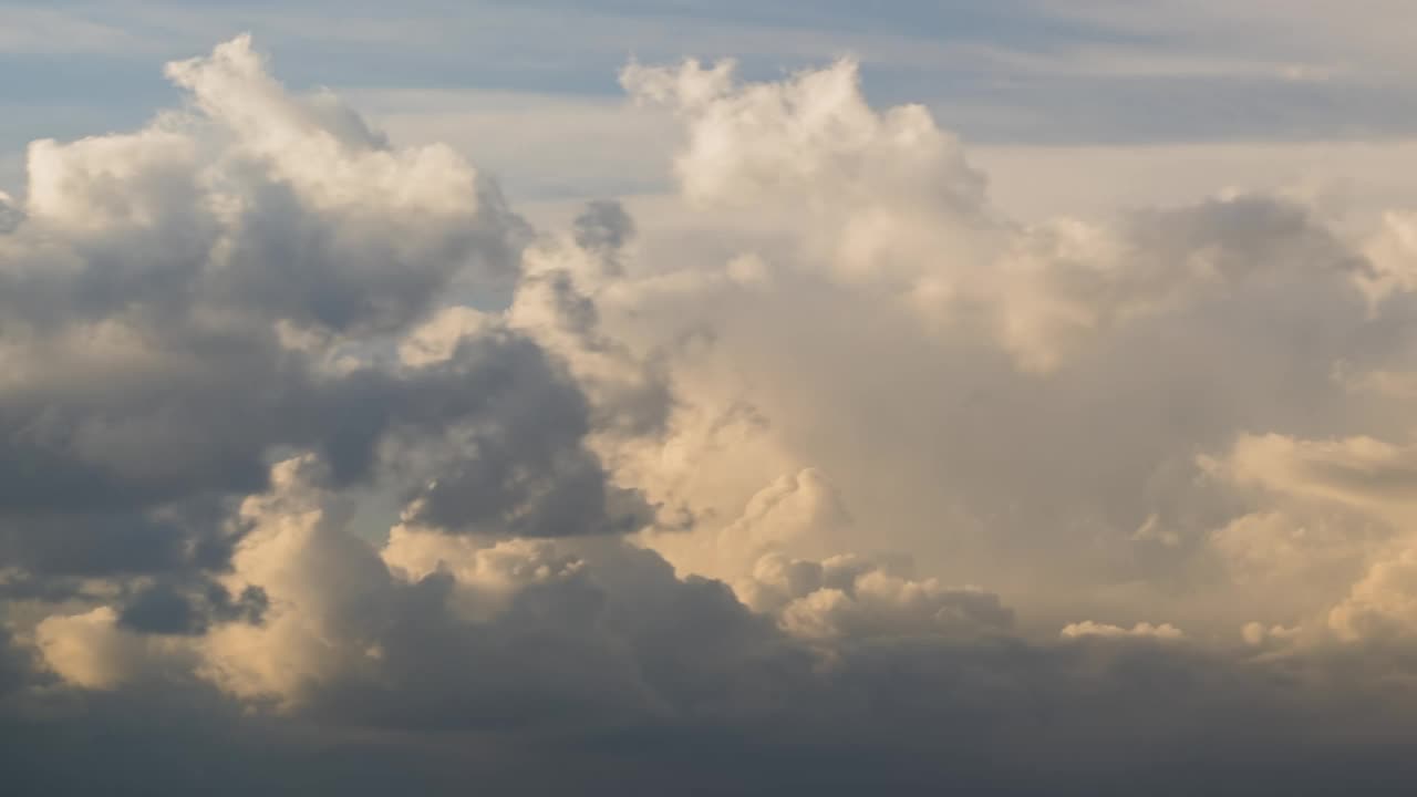 在雷暴之前，快速移动的乌云在暴风雨的天空中形成。视频素材