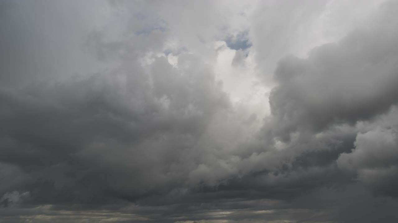 在雷暴之前，快速移动的乌云在暴风雨的天空中形成。视频素材