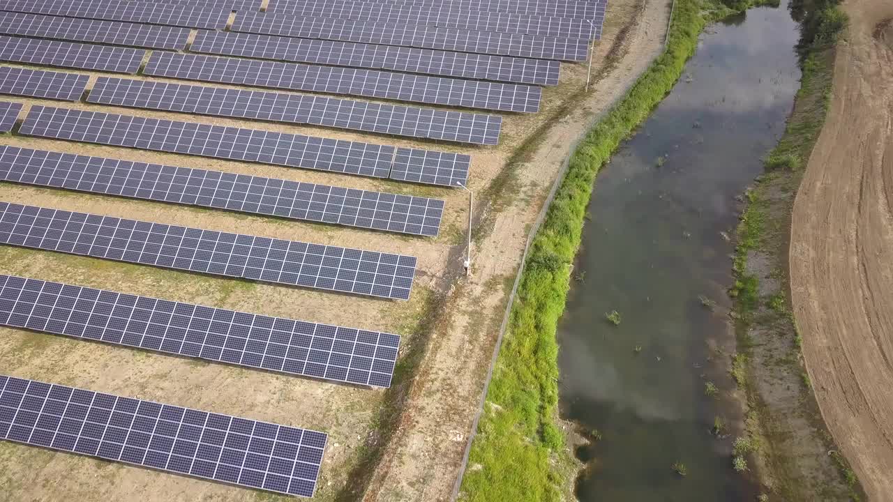 太阳能发电厂鸟瞰图。生产清洁生态能源的电板。视频素材