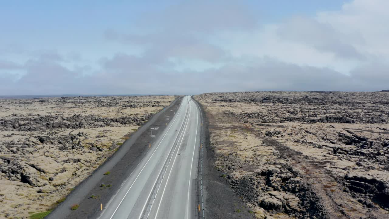 无人机观察向环路飞行，高速公路编号。1在冰岛。汽车在风景优美的主干道上平静地行驶视频素材