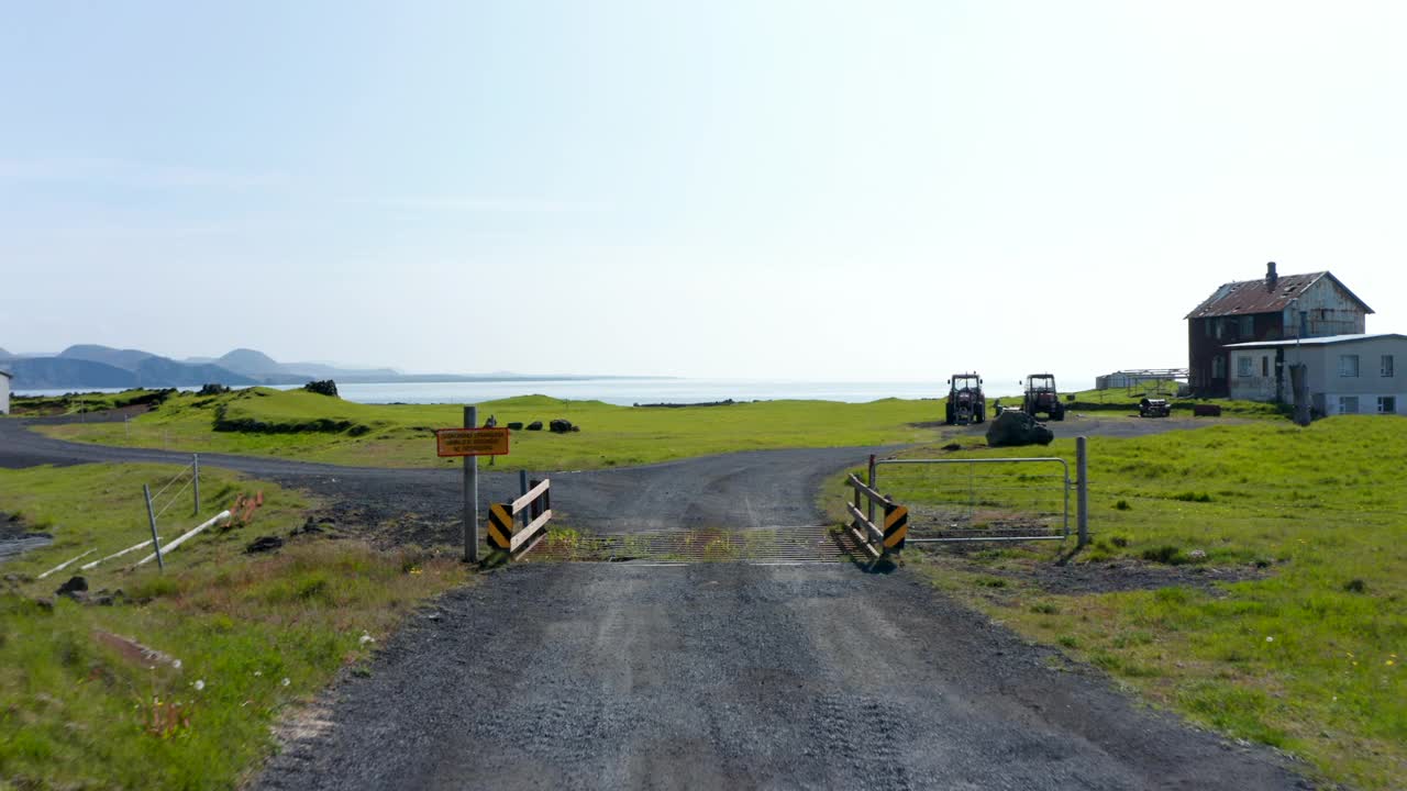 鸟瞰图飞向冰岛格陵兰岛。无人驾驶飞机在冰岛乡村附近的农舍显示惊人的黑色岩石海滩视频素材