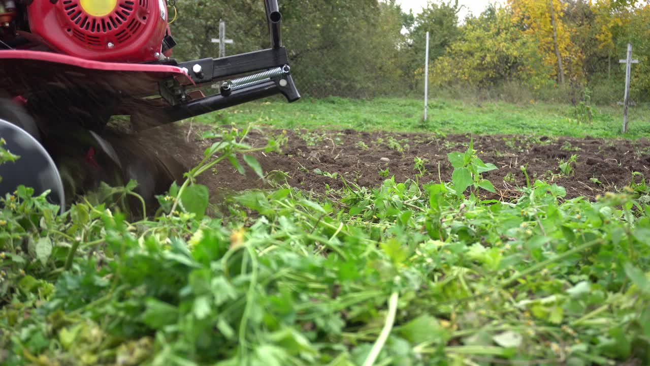 农民用汽油耕耘机耕种土地，为种植菜园做准备视频素材