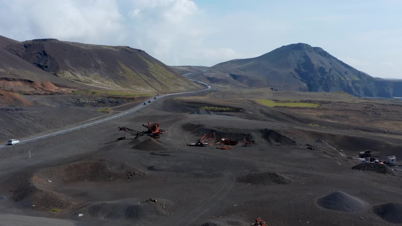 向前飞行穿越超现实的冰岛风景。汽车在壮观的环岛公路上飞驰，环岛公路是岛上最大的公路视频素材