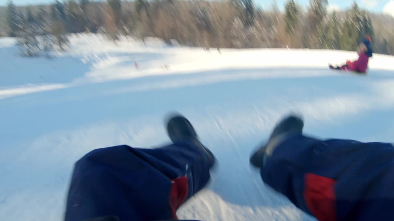 快速滑行，在雪地上旋转视频素材