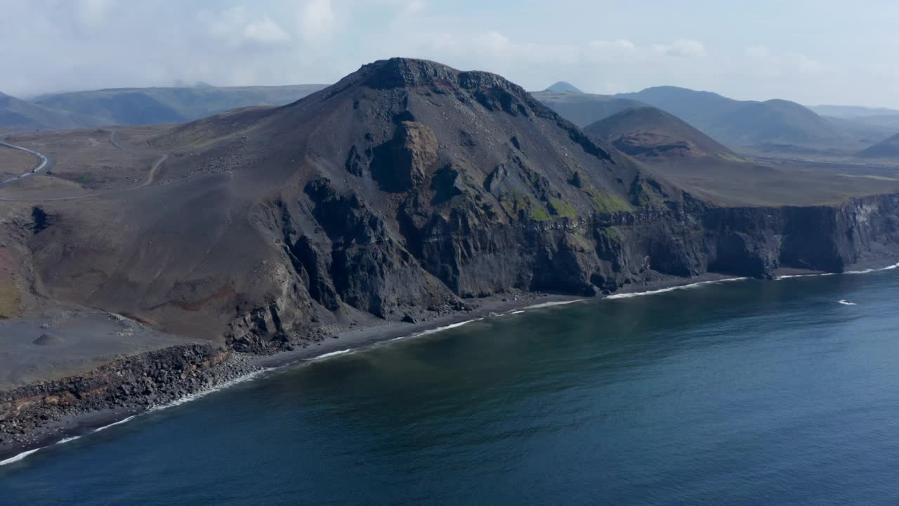 无人机拍摄的壮观的冰岛黑色火山悬崖。俯瞰黑色的沙滩和海浪的海岸线视频素材