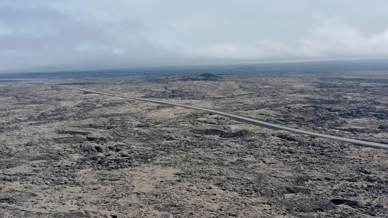 无人机拍摄的冰岛环路上平静行驶的汽车。这条高速公路是1号公路，是通往岛上所有地区的主要街道视频素材