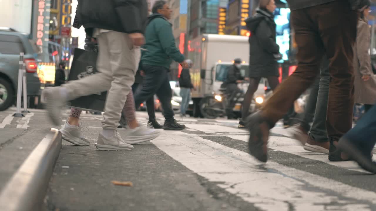 穿过纽约时代广场的上班族视频下载