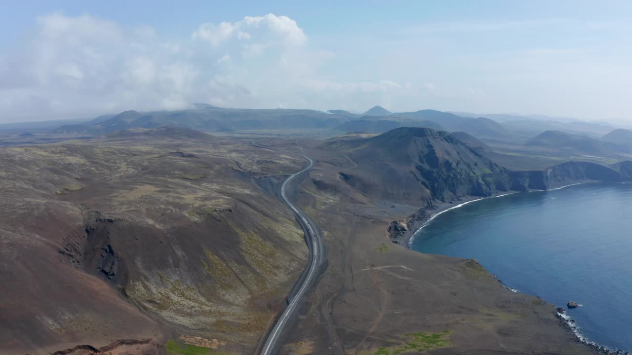 鸟瞰图反转的惊人的冰岛海岸线与火山黑色沙滩。无人机在环岛1号公路上空飞行视频素材