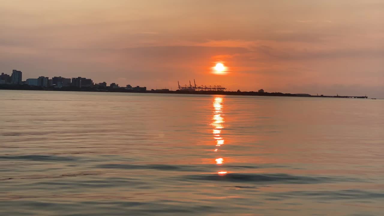 台北淡水海滩美丽的日落视频素材