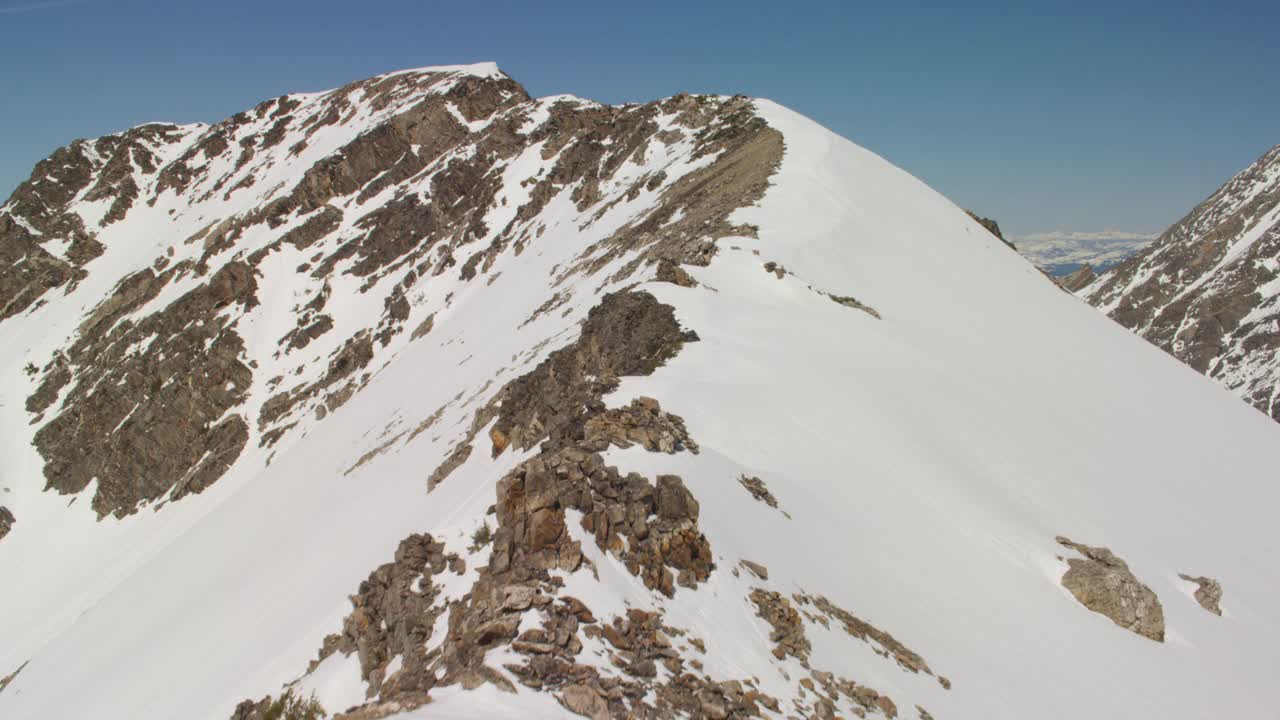 大提顿国家公园的大提顿山的白雪皑皑的山峰和陡峭的悬崖视频素材